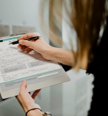 woman-filling-out-form_53876-146753